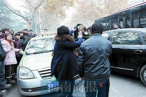 郑州街头路虎车追停奥迪 奥迪女被骂小三遭殴