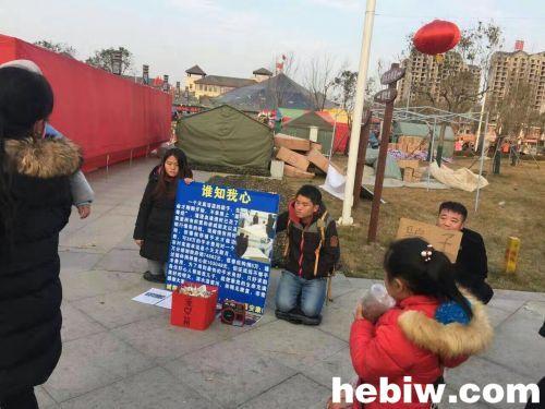 骗子“夫妻”鹤壁乞讨 城管队员蹲地举牌揭穿