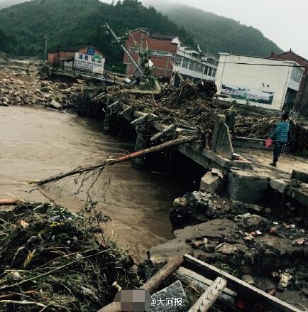 信阳连降暴雨多地一片汪洋 山区多处道路塌方