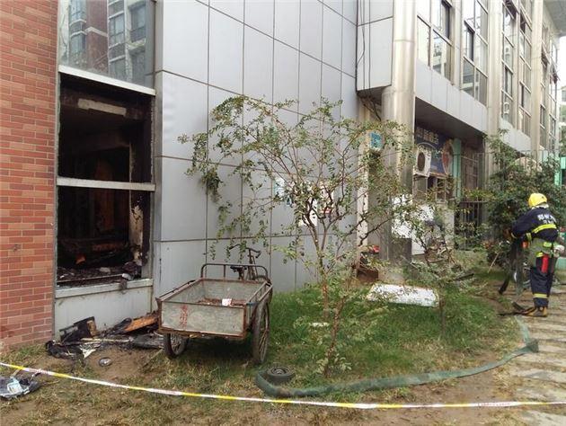 郑州一小区三层楼失火 幼儿园50名师生烟火中逃生