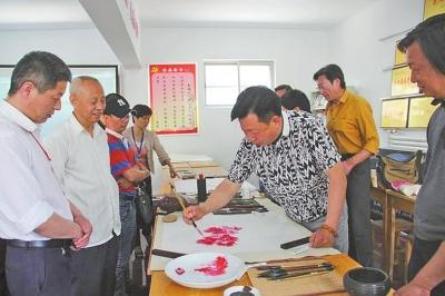 社区“牵手”书画院,邀老年朋友免费学习