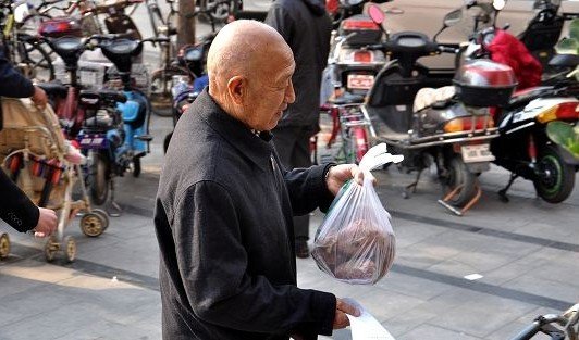网友用茄子做成蔬果鸟叔图片