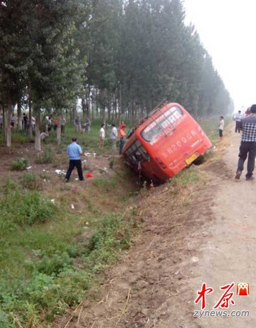 邓州彭桥镇一辆中招送考车侧翻 6名学生受伤