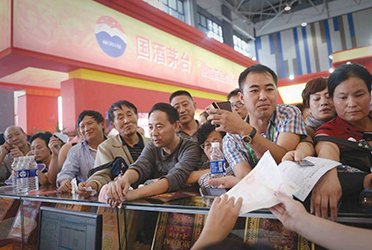 茅台酒真的那么火吗? 黄牛雇人排队买酒堪比春运抢票