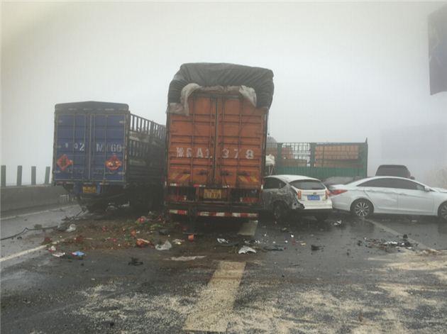 许昌境内21辆汽车高速交叉路口相撞 致2人受伤