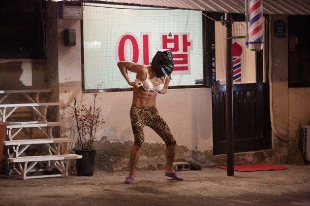 金秀贤半裸旧照曝光 <em>穿胸罩</em>配豹纹裤秀六块肌