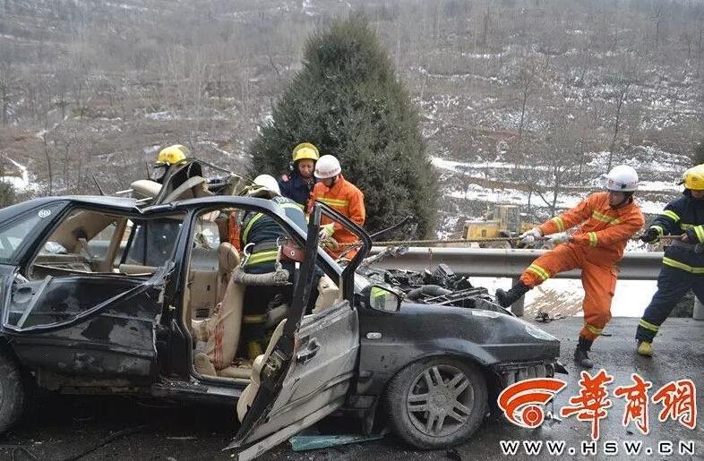 一辆小轿车追尾大货车,事故造成小轿车内3死3伤.图片来源:华商高清图片