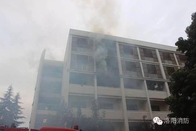 河南科技大学女生宿舍楼起火