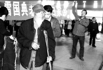 老兵流浪北京乞讨23年终回家 叹水流千年终归海