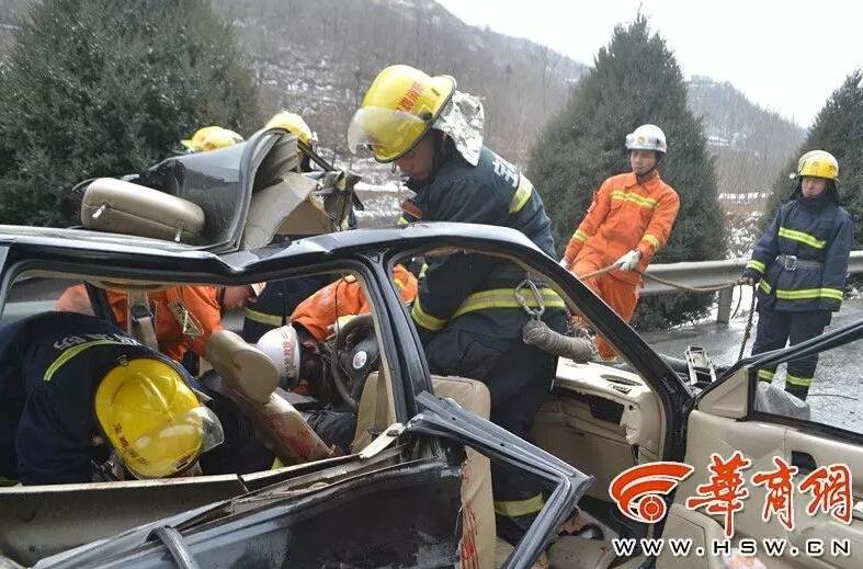 一辆小轿车追尾大货车,事故造成小轿车内3死3伤.图片来源:华商高清图片