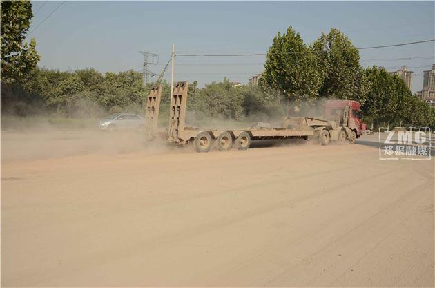 郑州商隐路遭大货车碾压 损坏严重扬尘四起