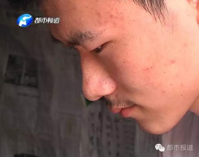 河南寒门学霸收到北大录取通知书 母亲激动落泪