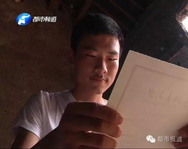 河南寒门学霸收到北大录取通知书 母亲激动落泪