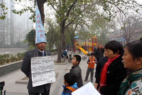 男子郑州街头扮地主 双手反捆求大自然批斗