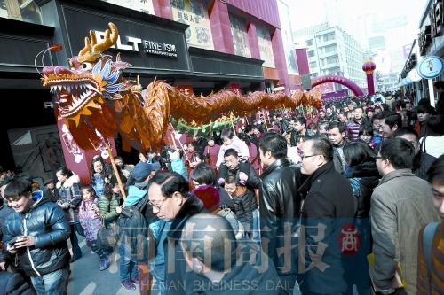 郑州德化街庙会现拉洋片 艺术快绝迹引众人围观