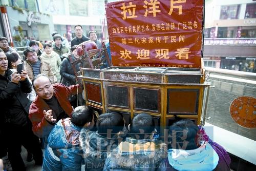 郑州德化街庙会现拉洋片 艺术快绝迹引众人围观