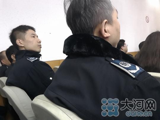 郑州一饭店老板持刀威胁城管获刑 百名城管旁听