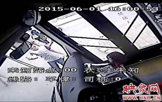 男子将脸盆放公交挡风玻璃前 女车长阻止被竖