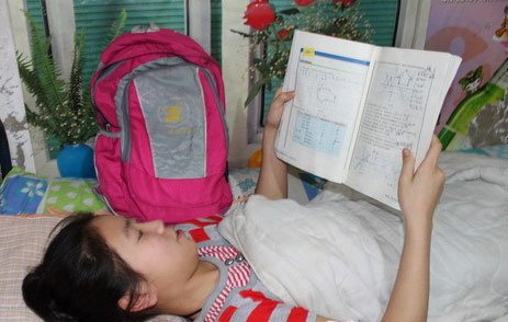 新疆1重伤救河南小孩用少女挡铁倒塌门女生身体睡觉的脸侧图片
