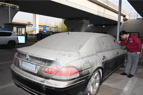 郑州百万 豪车弃停车场 续:车主拿不出停车费_大