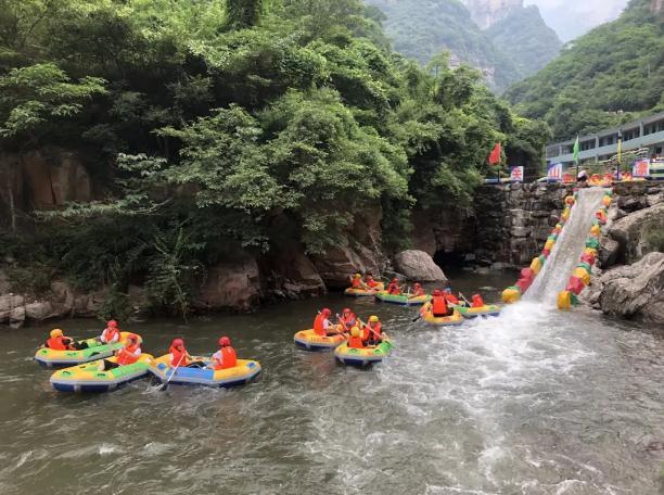 关山峡谷漂流位于河南省辉县市关山国家地质公园内,其水源处于原生林