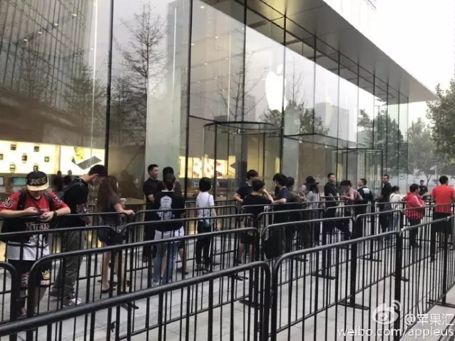 iPhone7亮黑色炒到2万 郑州直营店人满为患