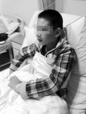 师生起冲突，学生断了4根肋骨