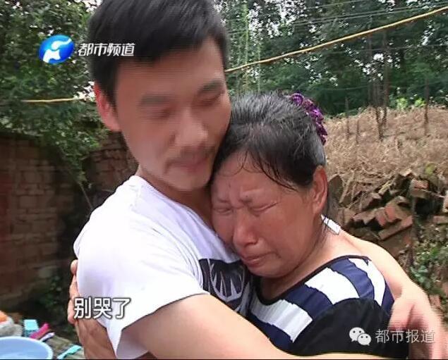 河南寒门学霸收到北大录取通知书 母亲激动落泪