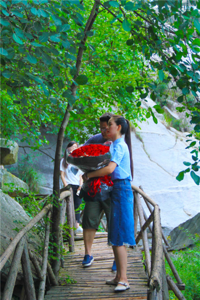 帅气网红男主播户外直播 遇美女粉丝现场浪漫