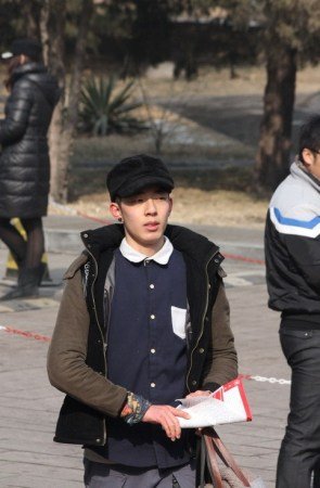 北影美女工作人员PK考生 谁更抢眼?