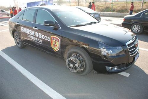 帝豪ec8爆胎演示 高速爆胎飞秒安全制动