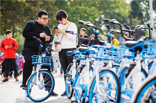 一个人骑自行车猜四个字成语_一个人骑自行车背影(3)