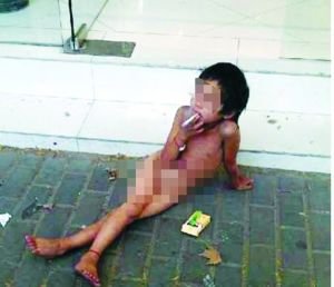 女童赤身抽烟在街头乞讨 其父嫌累不愿工作