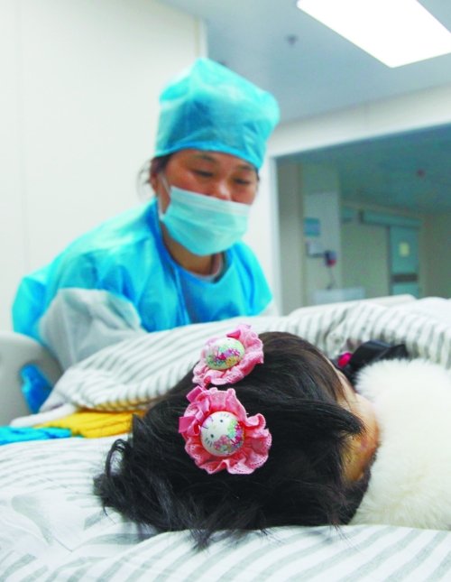6岁脑癌女孩病情复发离世 妈妈含泪捐女儿遗体