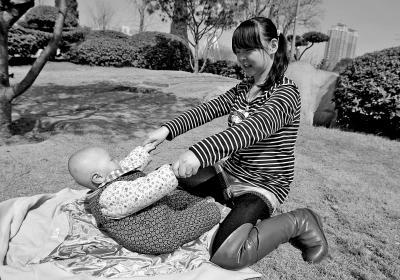 郑州婴儿患肌萎缩症 25岁妈妈悲痛欲跳楼解脱