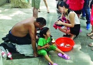 女童赤身抽烟在街头乞讨 其父嫌累不愿工作