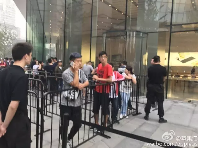 iPhone7亮黑色炒到2万 郑州直营店人满为患