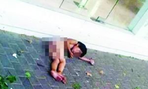 女童赤身抽烟在街头乞讨 其父嫌累不愿工作