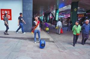 河南“戒赌哥”现身贵阳 街头劝人戒赌戒毒(图)