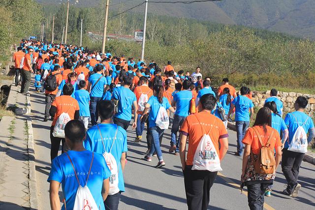 河南交广第5届登山节拉开帷幕 2千车友齐聚嵩