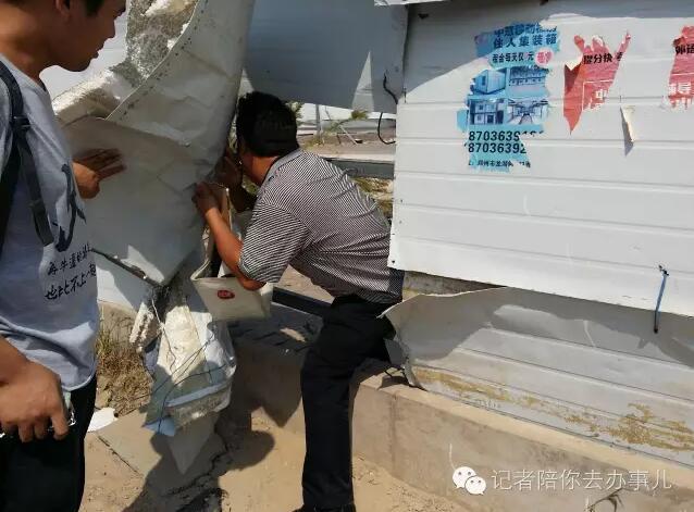 郑州地铁2号线部分车站乘车要钻洞 市民郁闷