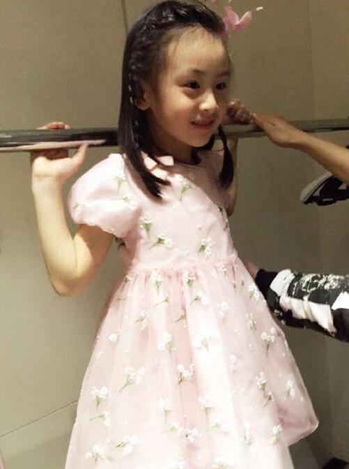 田亮晒女儿新发型萌照 网友:没刘海也美美哒