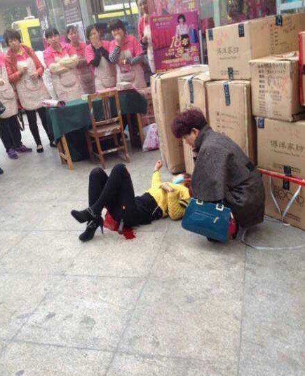 郑州紫荆山女子当街被刺 刀留身上至少40公分