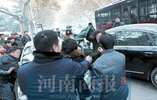 郑州街头路虎车追停奥迪 奥迪女被骂小三遭殴