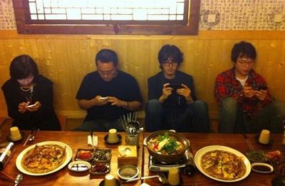 【花椒面】:聚餐不玩手机 你能做到吗?