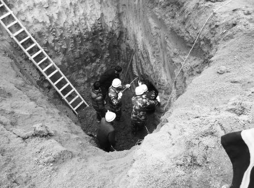 男子遇塌方被埋10米深井 警民协力6小时救出