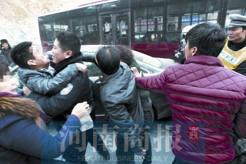 郑州街头路虎车追停奥迪 奥迪女被骂小三遭殴