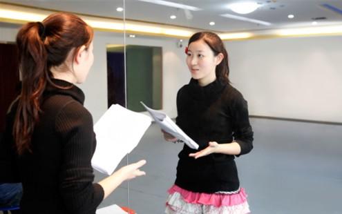 河南艺考频现美女 90后美女考生穿丝袜入场