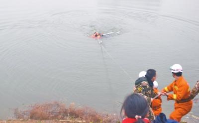 漯河女子跳河轻生退伍兵跳入冰水中将其救出