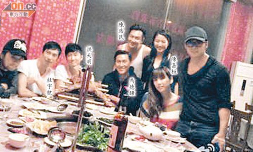陈嘉桓遭男星狼吻 圈中艺人为何反应不一